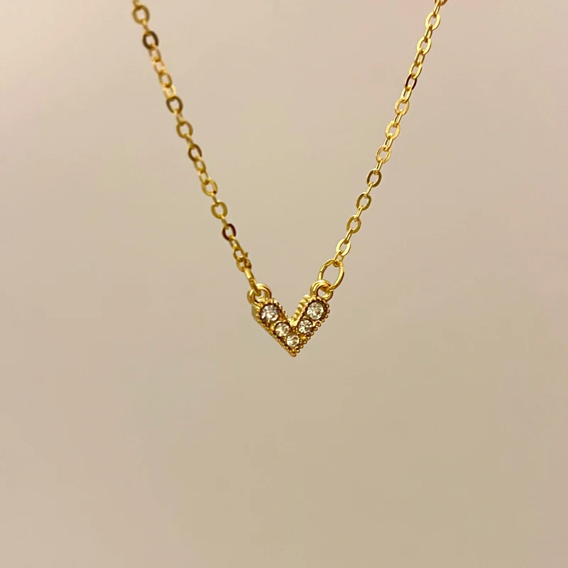 Женское ювелирное изделие колье с цепочкой серебристым покрытием и маленьким