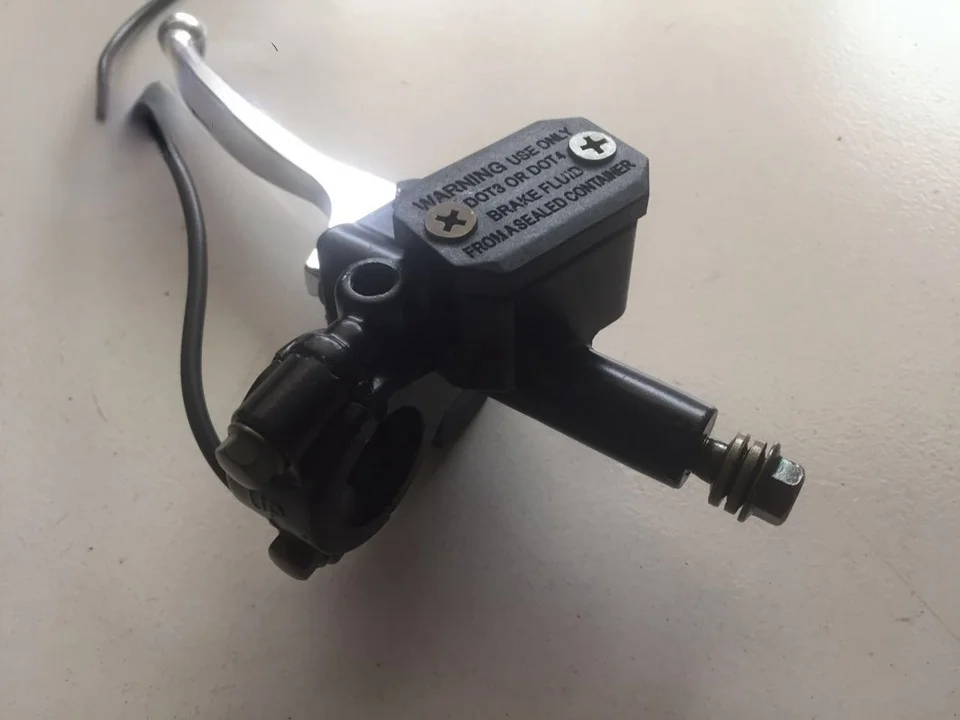 Левая ручка гидравлического тормоза электровелосипеда с главным цилиндром в