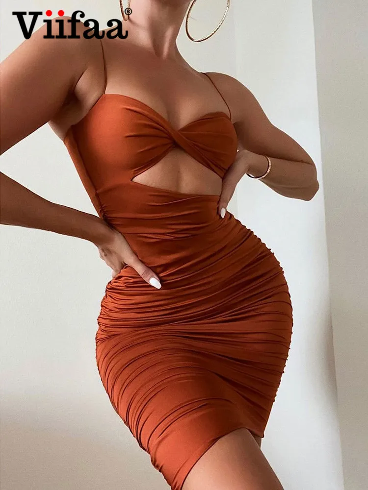 

Женское летнее облегающее мини-платье с V-образным вырезом и рюшами