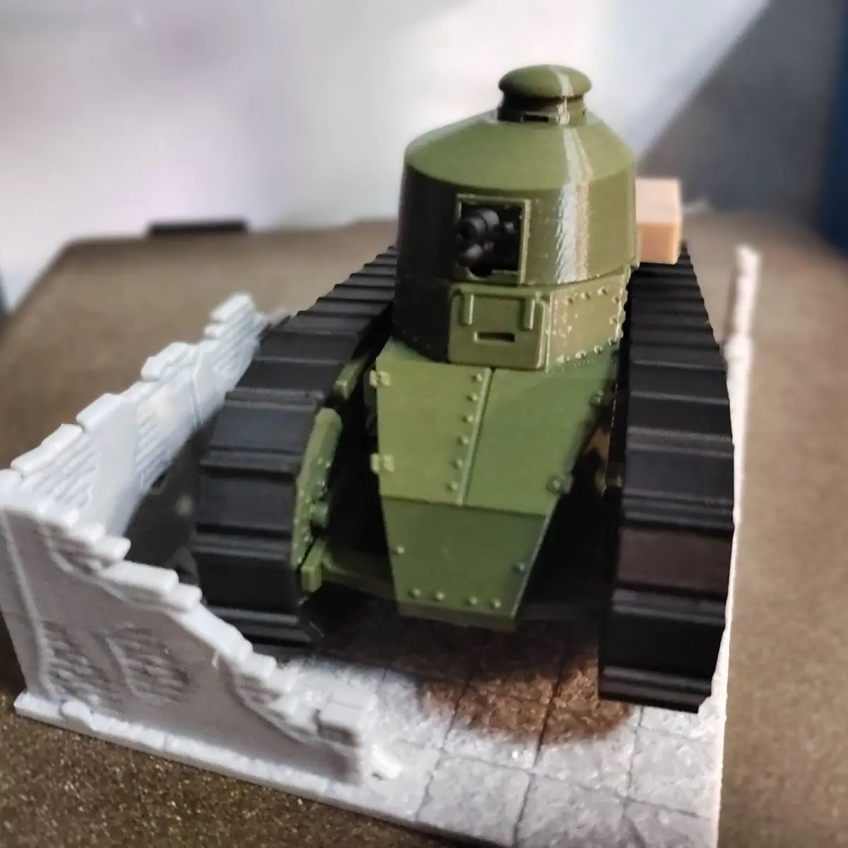 Фото Модель французского танка Renault FT-17 — готовая деталь дисплея в масштабе 1:35, исторический первый современный танк с вращающейся башней №3