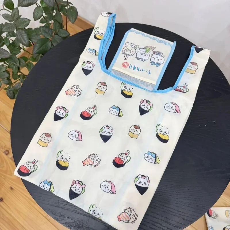 Фото Складная сумка для покупок Chiikawa Sushi Co-branded с милым аниме-персонажем, полностью расшитая принтом, из нейлона, многоразовая, портативная сумка-тоут для продуктов №4