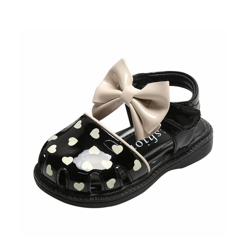 

Детские модные сандалии для девочек, брендовые туфли из искусственной кожи с закрытым носком и сердечками на плоской подошве для маленькой ...