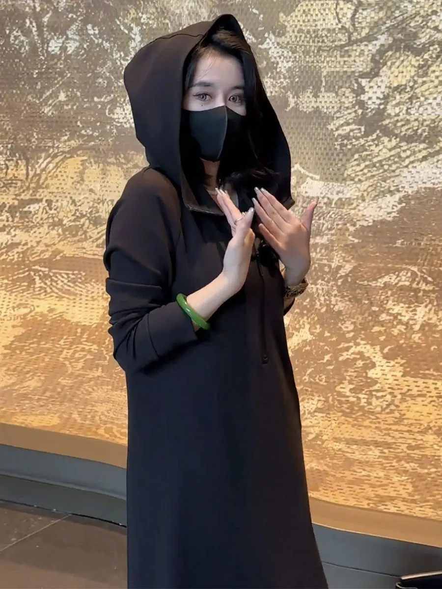 Необычное однотонное платье-свитер с капюшоном женское платье весны и осени 2025