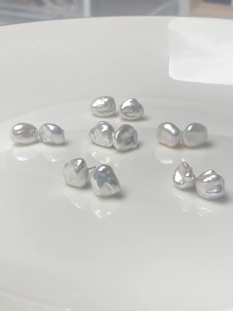 Натуральные водные белые нерегулярные серьги-гвоздики Авроры маленькие в стиле