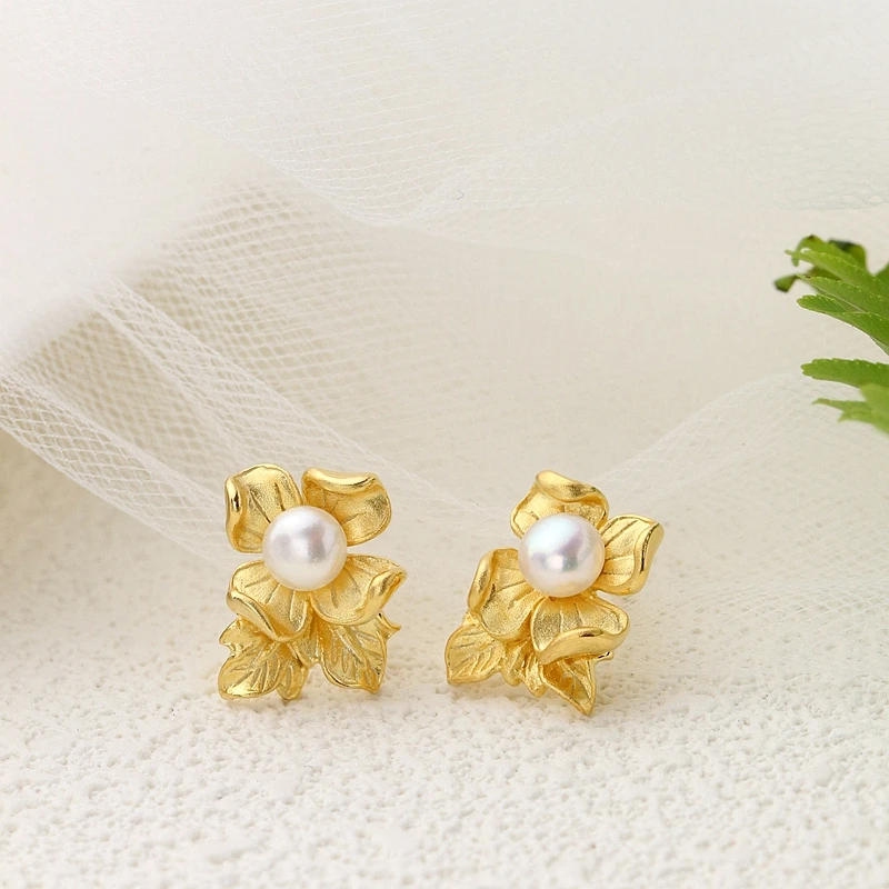 Серьги из серебра 925 пробы с натуральным пресноводным жемчугом и лепестками