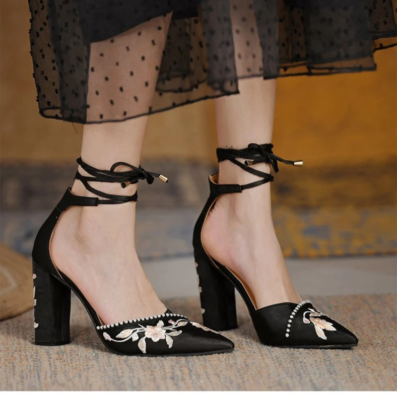 

Женские туфли на высоком каблуке с вышивкой, туфли-лодочки с цветочным рисунком и ремешком на щиколотке, женская сексуальная обувь из двух ч...
