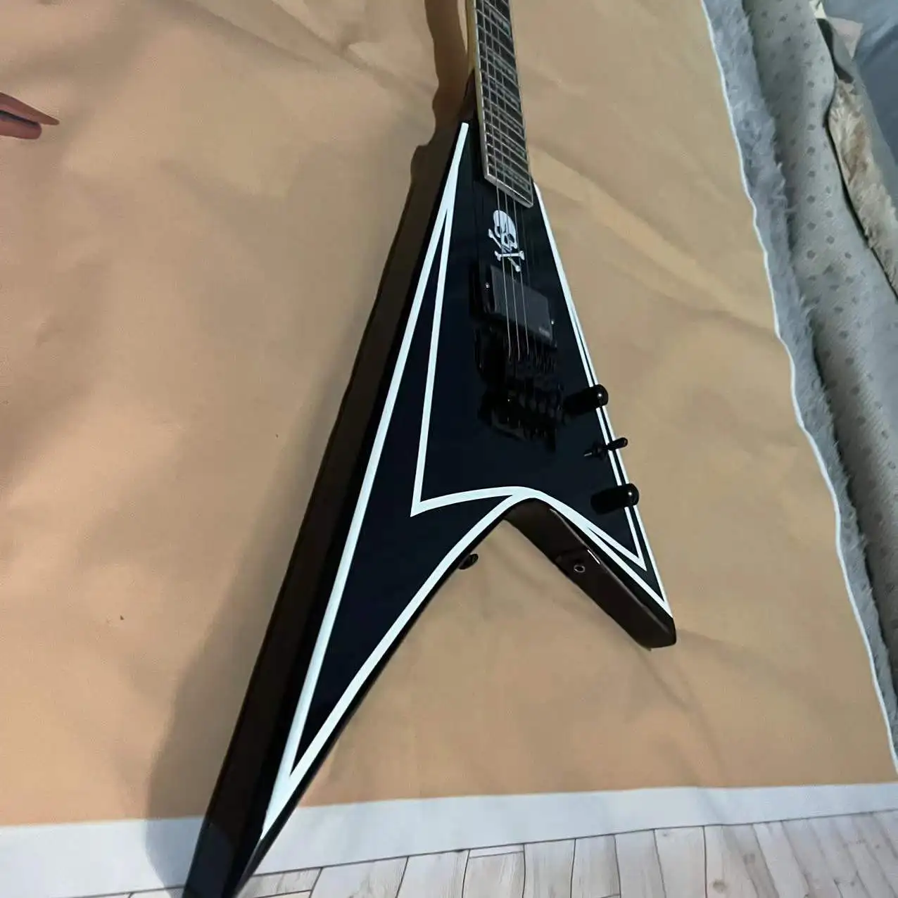 В наличии электрогитара в форме аккорда белая полосатая фотография с завода