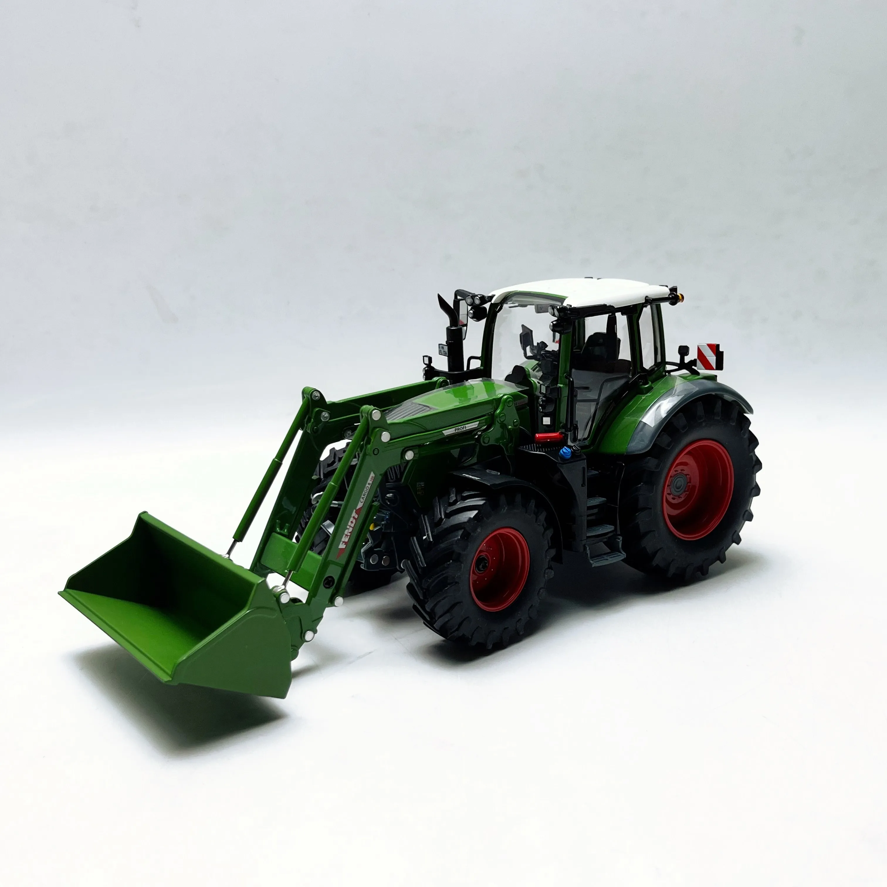 Фото Литая под давлением модель автомобиля из сплава Fendt 724 Vario в масштабе 1/32 №2