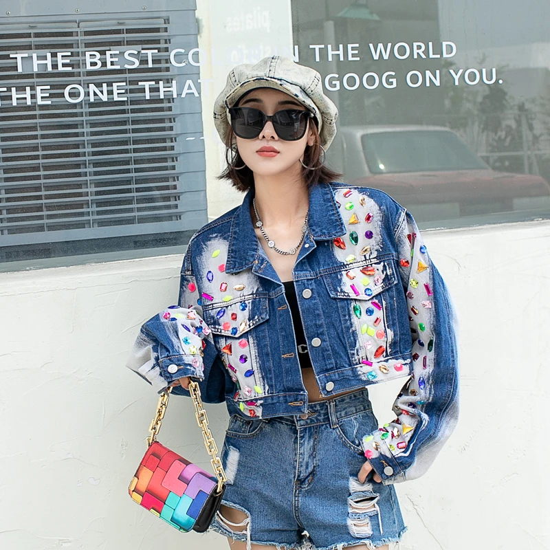 

Женская джинсовая куртка с длинным рукавом и стразами