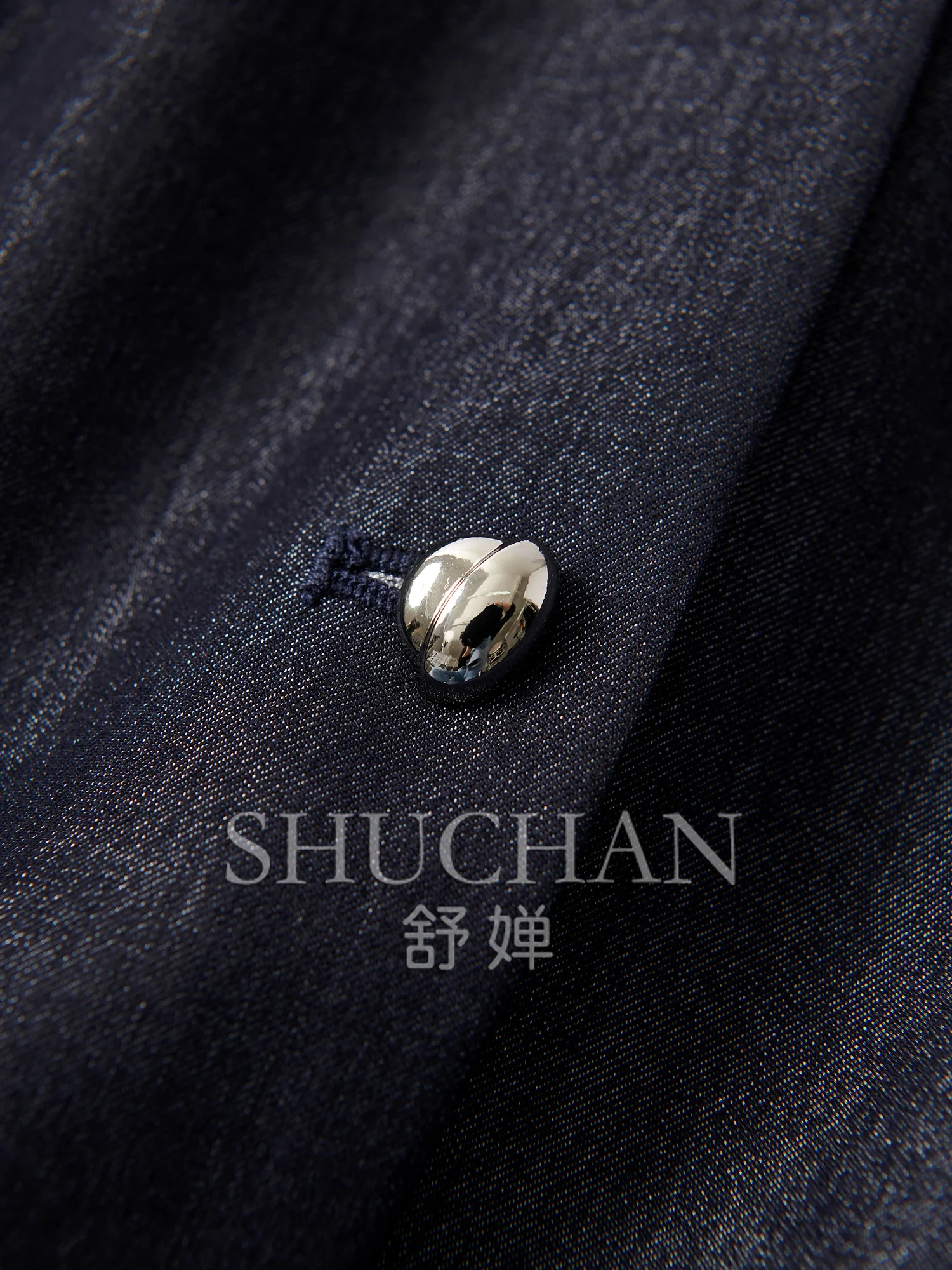 Короткая куртка в контрастную полоску с фланцевыми рукавами и пряжкой