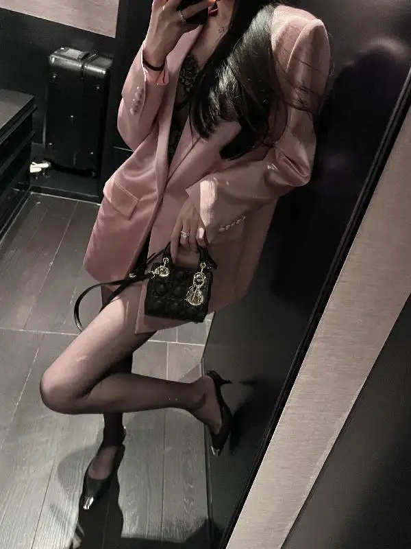 Женский костюм свободного покроя розовый модный с подвеской весна-осень 2023