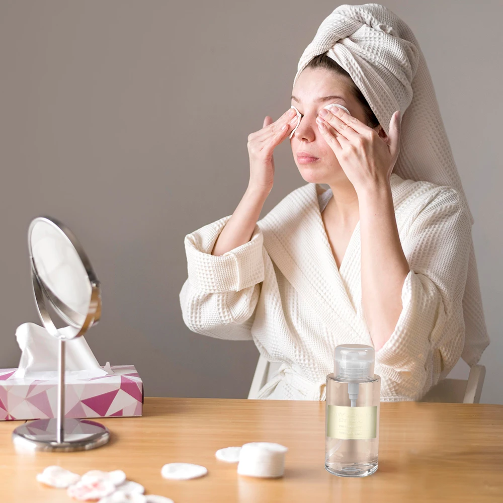 женщина просит деньги. человек сидит за компьютером на кухне. используй женщину. ангелина петрова angelina petrova. использованная женщина.