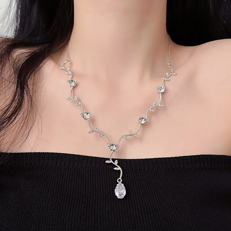 

Women's Classic Romantic Waterdrop Pendant Necklace Exquisite Vintage Charm Cubic Zirconia Leaves Neck Chain Trendy Jewelry