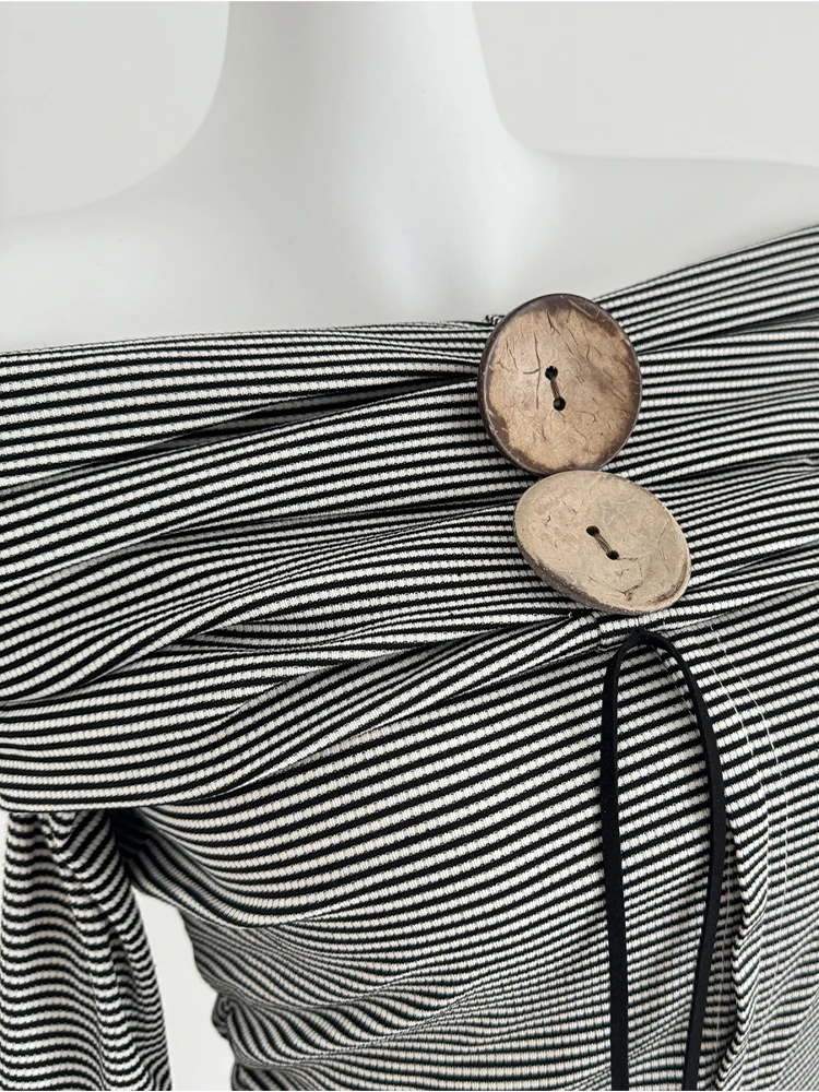 Женская футболка с длинным рукавом в полоску воротником-лодочкой