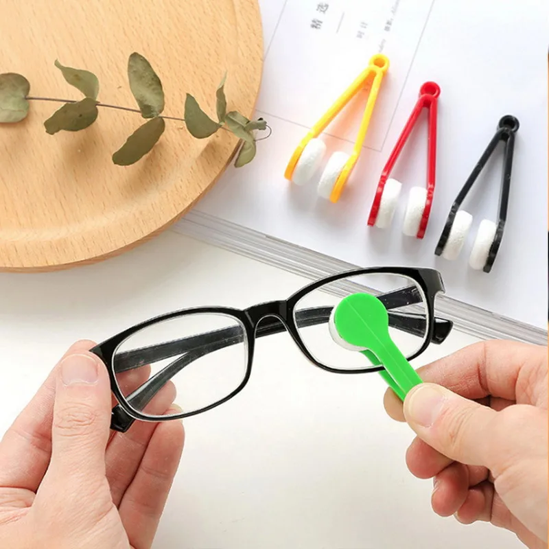 протертые очки. мытье очков. протирает очки. протирать очки салфеткой. очки для зрения протирают.