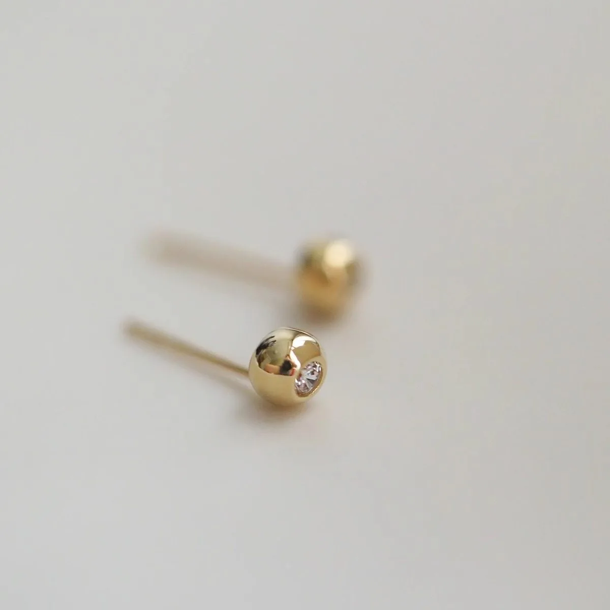 Фото Серьги Cciris.Com из серебра S925 с позолотой 14K и цирконами, в японском минималистичном стиле, оптовая продажа изящных украшений для женщин №3