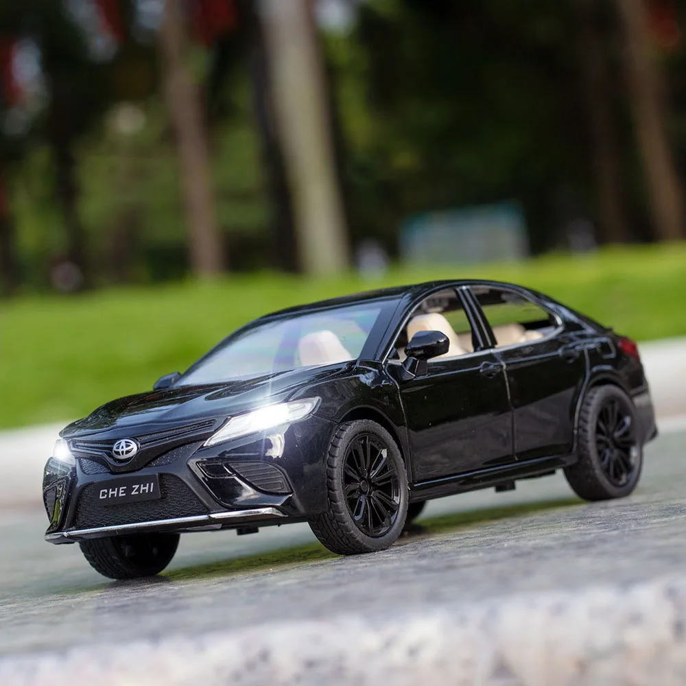 

Модель автомобиля из металлического сплава, 1:24