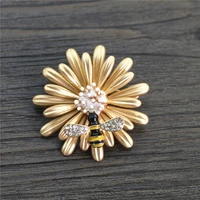 fashion sweet daisy bee trendy brooch flower pin for women chrysanthemum pin broach coat jewelry accessories gift