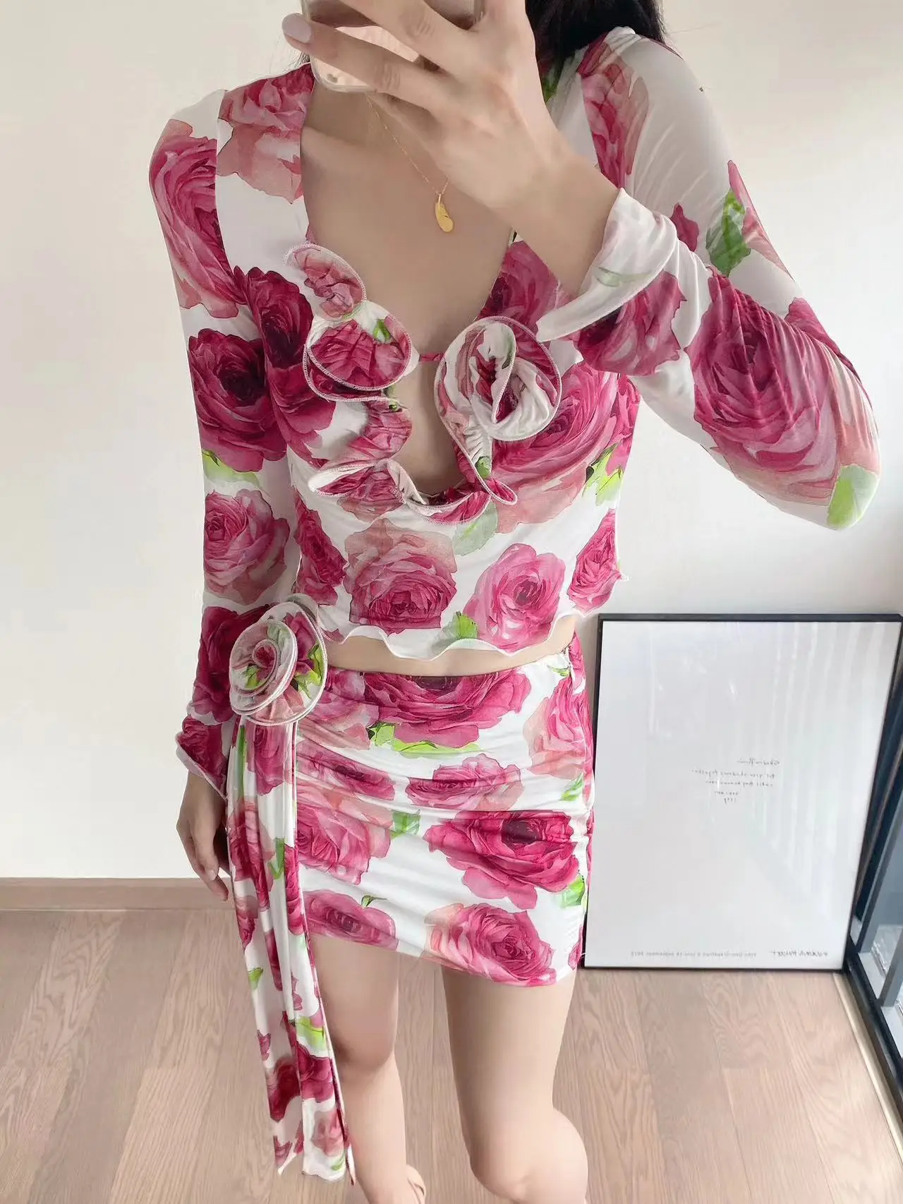 

Женский модельный костюм из двух предметов, рубашка с V-образным вырезом и цветочным принтом и элегантная юбка мини, Привлекательный костюм из двух предметов, весна-лето 2023