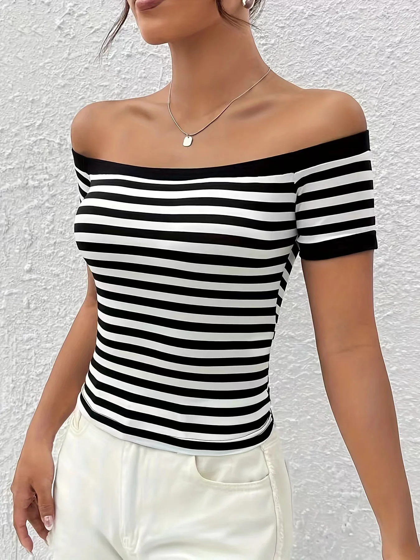 Полосатый топ с одним плечом и коротким рукавом облегающий открытыми плечами