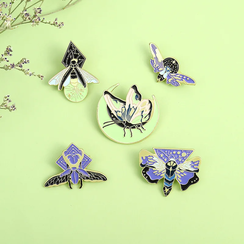 

2PCS Cartoon hot sale luminous brooch jewelry creative cartoon animal firefly butterfly luminous brooch pin badge brooch