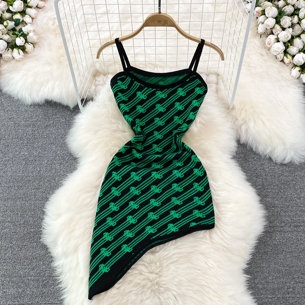 

Осенне-зимнее трикотажное облегающее платье в полоску