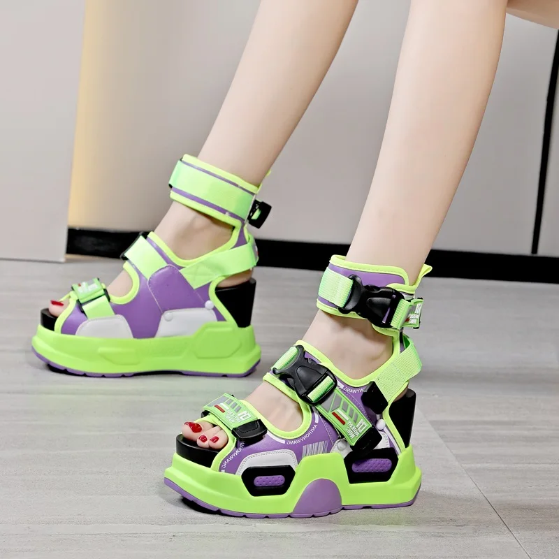 Женские сандалии-гладиаторы на танкетке облегающие босоножки с ремешком пряжке