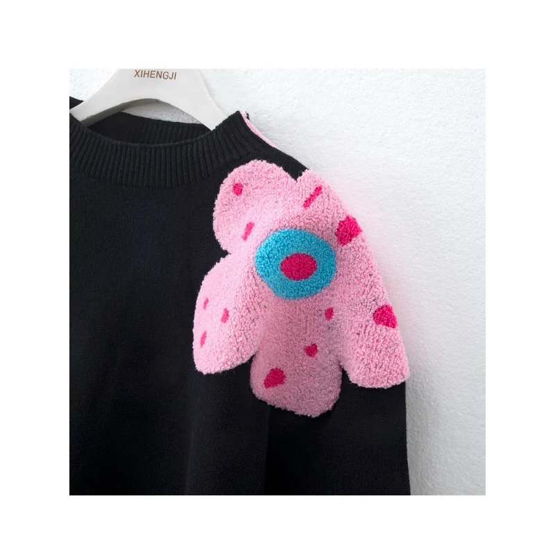 Женский трикотажный свитер с вышивкой