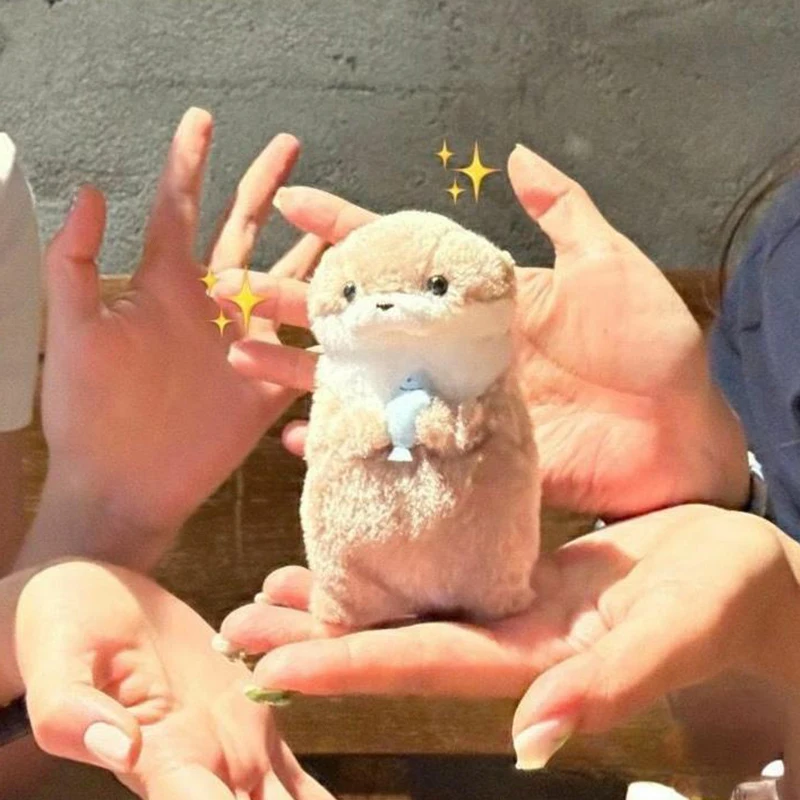 Мультяшные милые выдри держит рыбу плюшевая кукла с цепочкой креативные