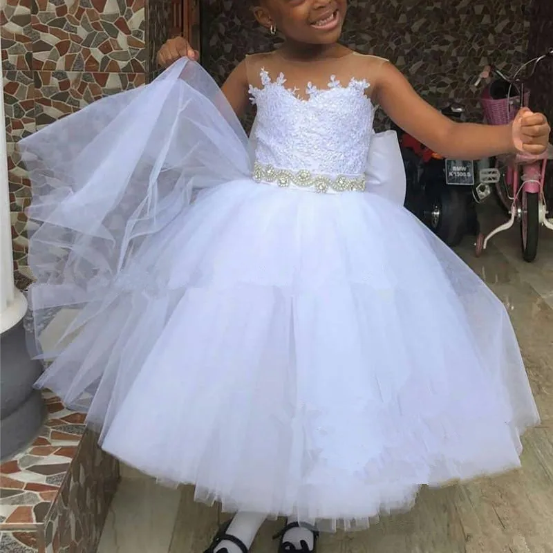 

New White Lace Sheer Neck Flower Girl Dresses With Crystal Sash Children Party Gowns Big Bow Pageant Kids Wedding Wear Clothing