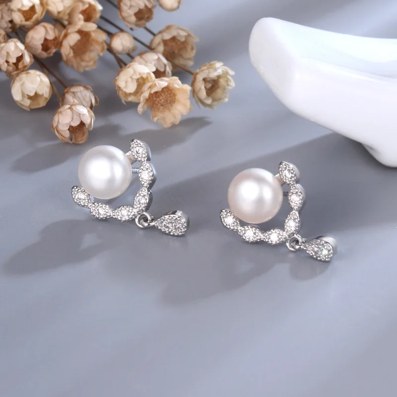 

Fashionable Freshwater Pearl Inlaid with Zircon V-shaped Water Droplets Personalized and Minimalist Earrings