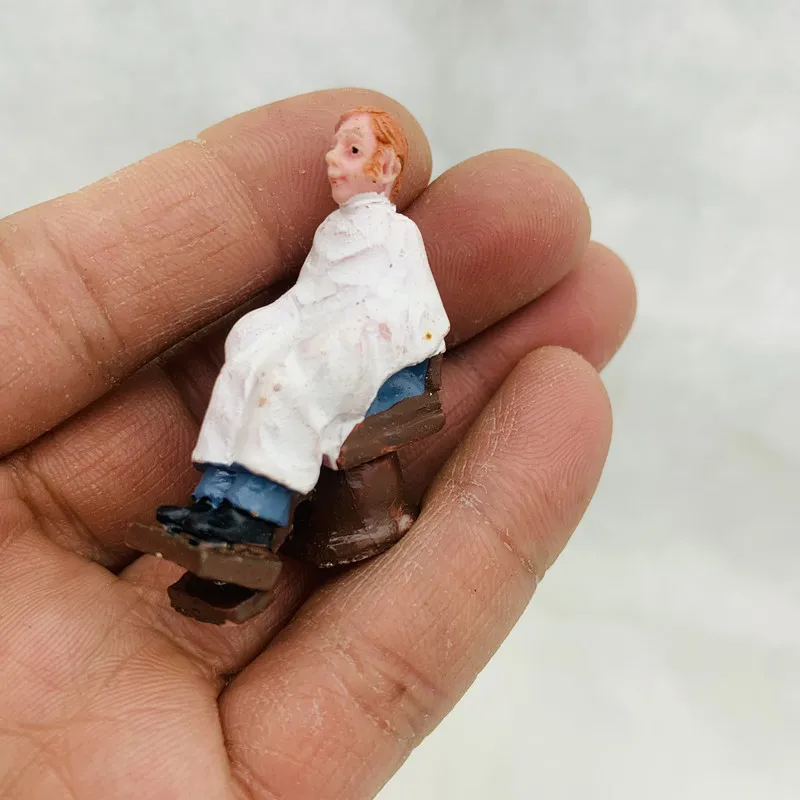 

Миниатюрная фигурка из смолы