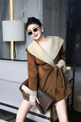 Фото 2025 Женская одежда Slim-Fit-Jacke mit Kapuze und Gürtel 1017 №2