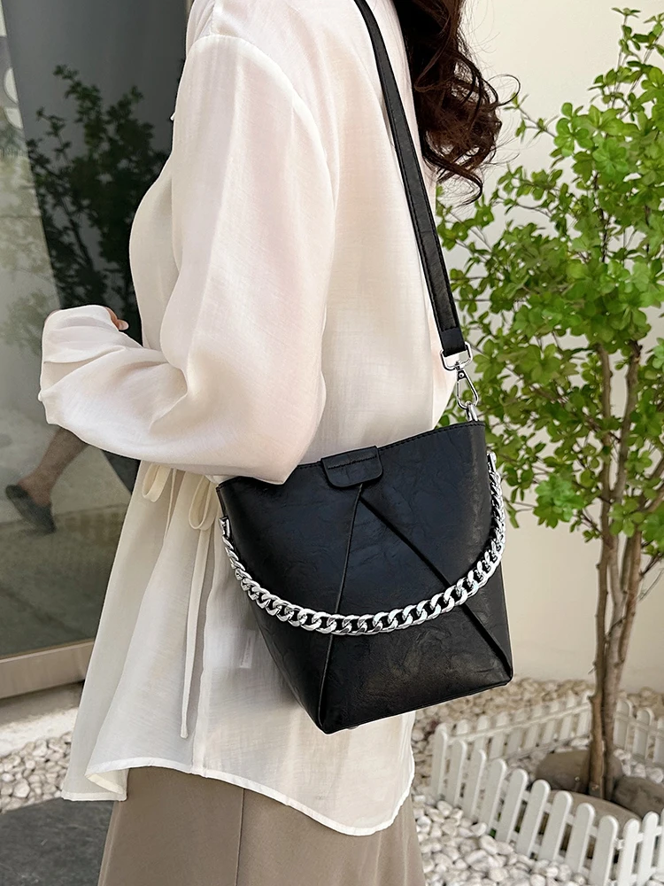 

Популярная женская сумка из искусственной кожи, новый нишевой дизайн 2023, сумки через плечо, летняя вместительная сумка-мешок с цепочкой