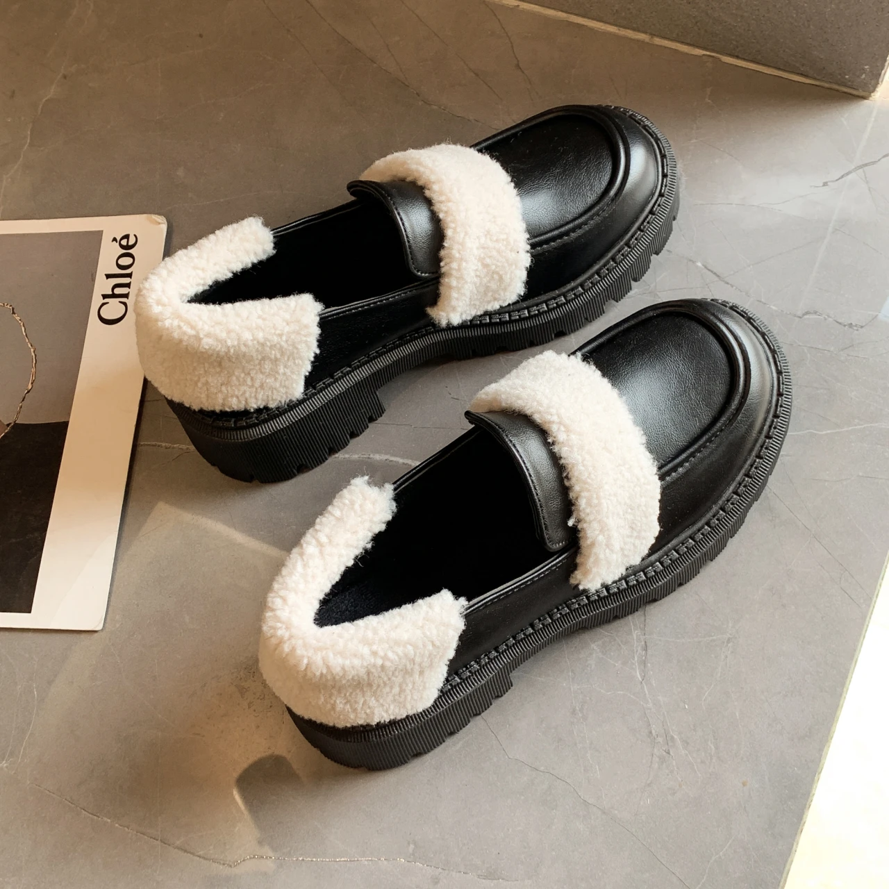 

2022New Commuter Round Head Plush Slip-on Shoes Fashion Trend Ladies Shoes British Style Comfortable Platform Heels Women Shoes