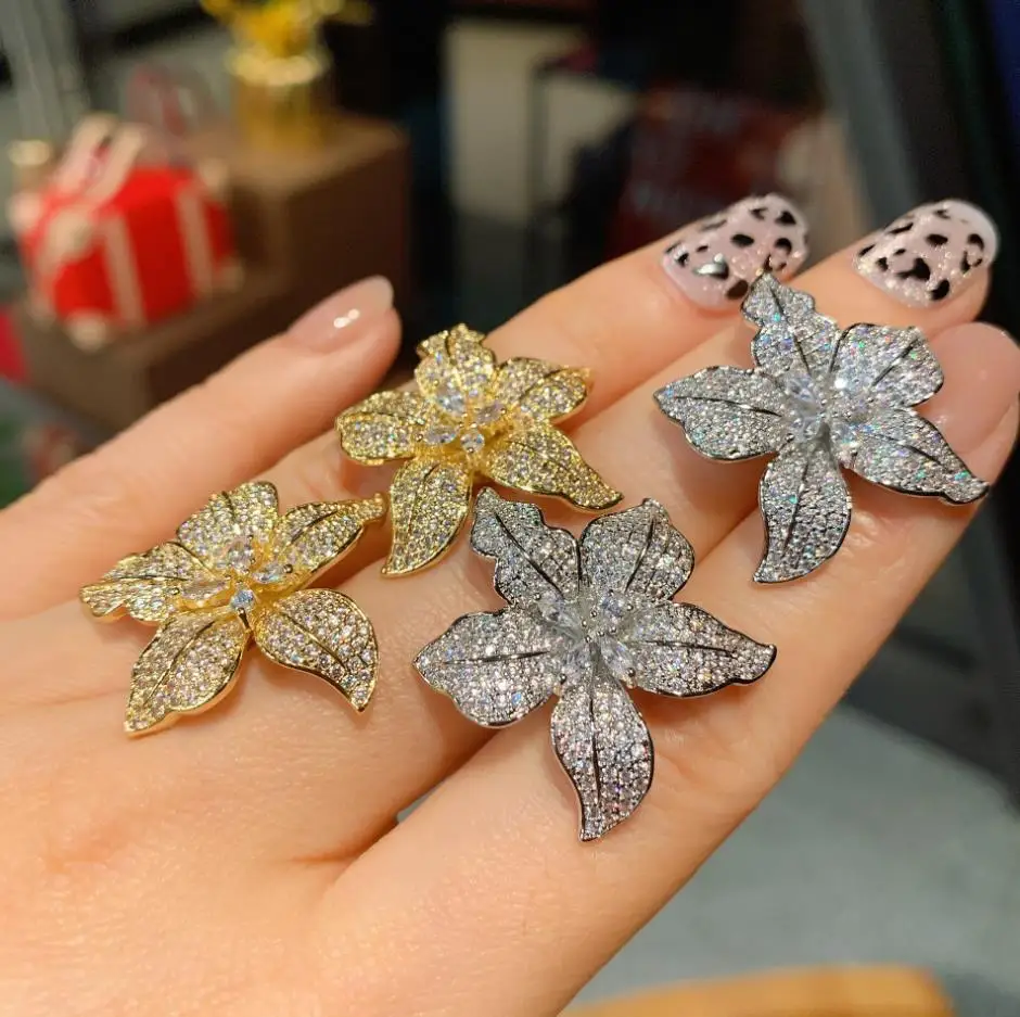 

Korean women's elegant maple leaf earrings exaggerated flower-shaped shiny zircon party banquet luxurious fashion jewelry