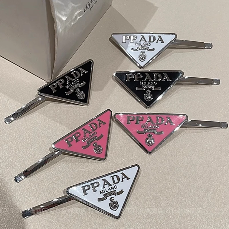 

2pcs New Fashion Metal Triangle Label Hair Clips for Cute Girls Brand Designer Hairpin Europe Letter Luxury Barrettes Headwear