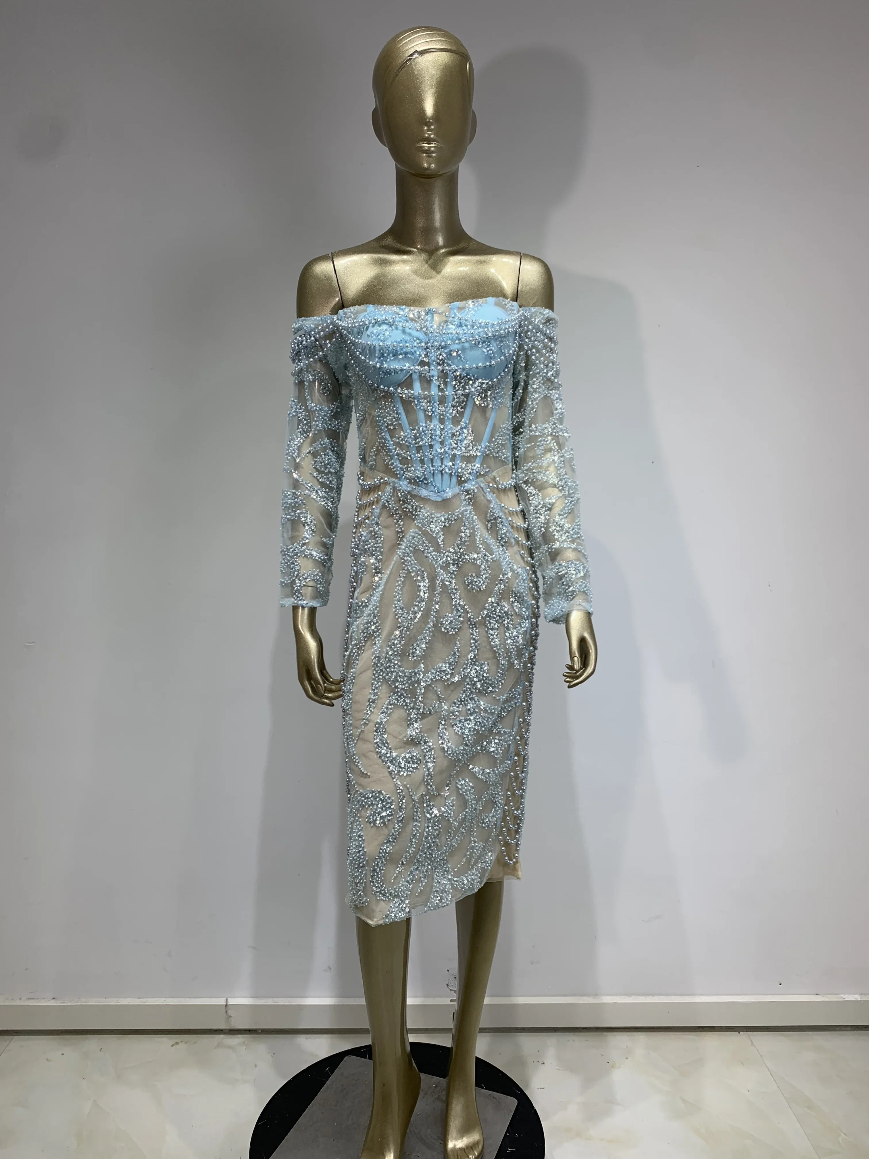 Женское платье с открытыми плечами длинным рукавом и жемчугом