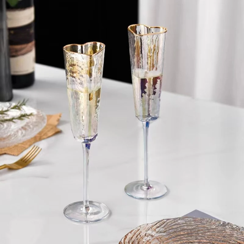 1 пара элегантных бокалов для шампанского в форме сердца с золотой оправой