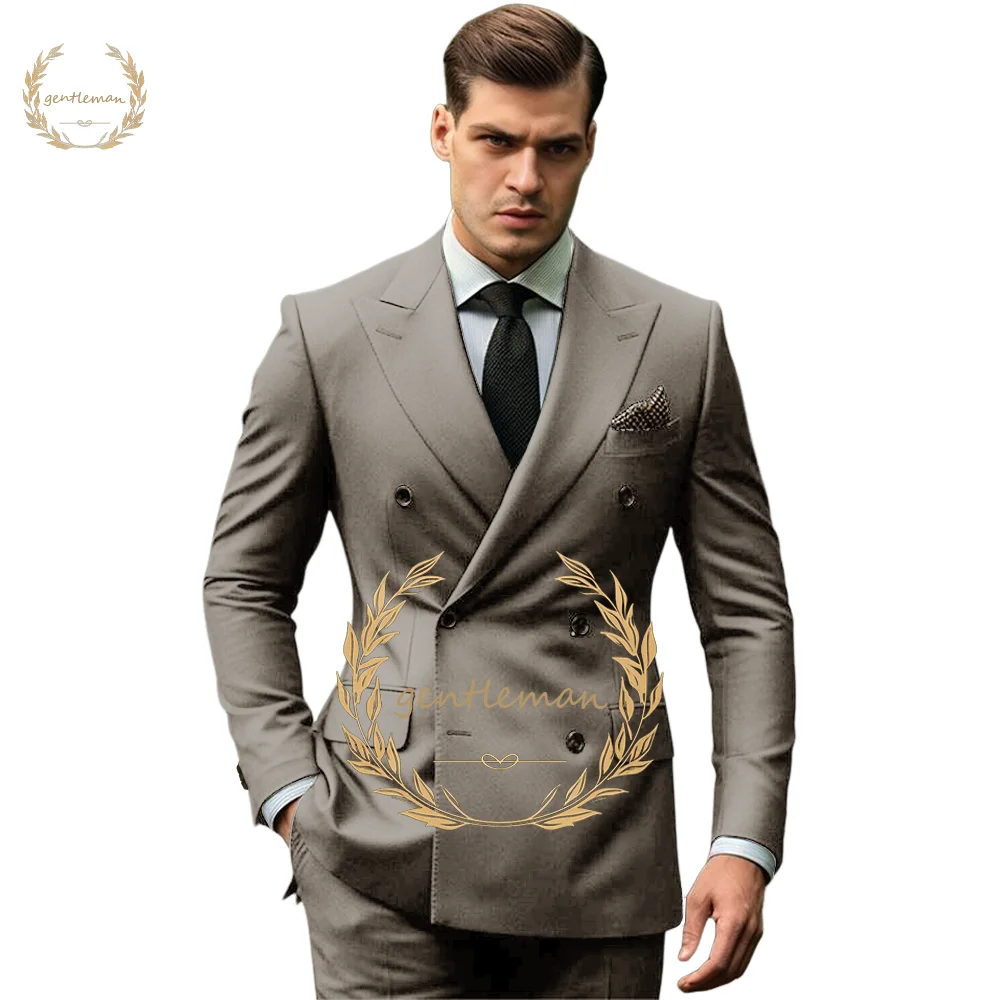 Мужской темно-синий двубортный костюм из двух предметов с лацканами — городской