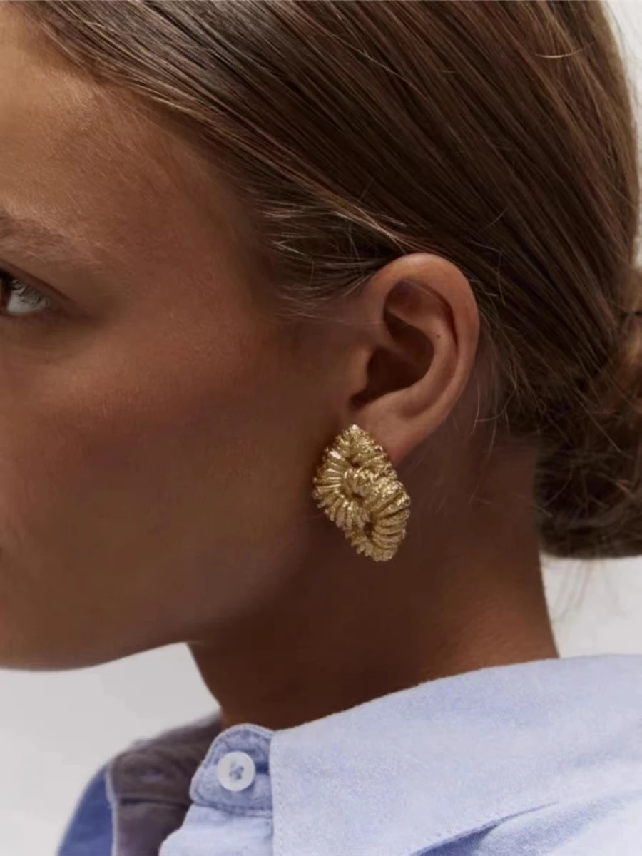 Серьги из сплава золотого цвета с текстурой