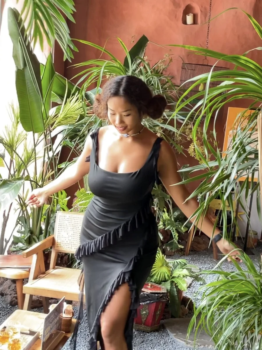 Женское платье на бретельках с разрезом черное