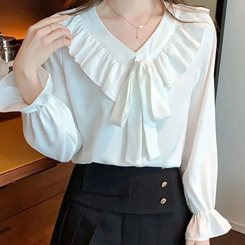 Повседневная Женская блузка с длинным рукавом белая оборками и V-образным