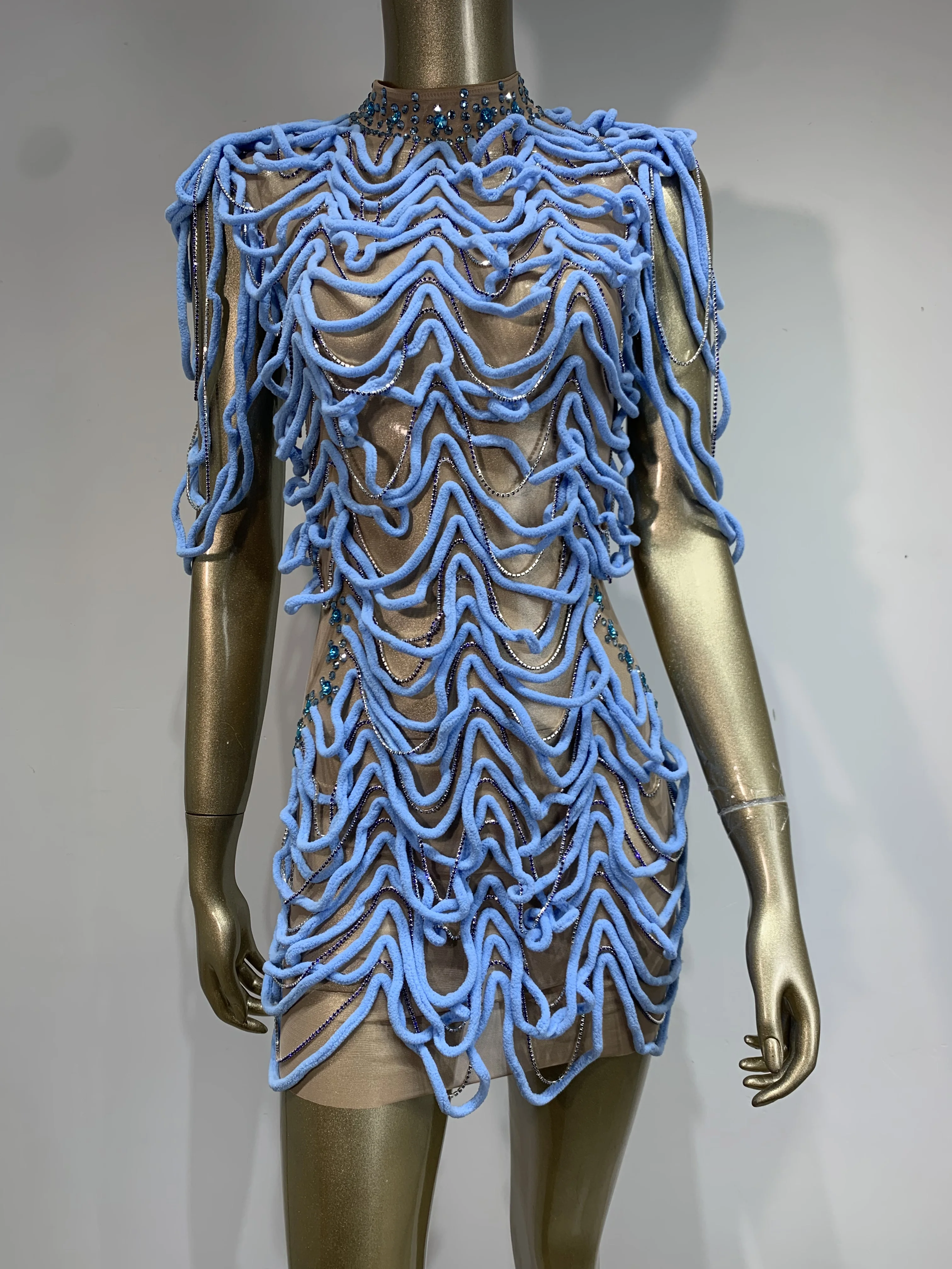 Женское сексуальное облегающее мини-платье с круглым вырезом и кристаллами