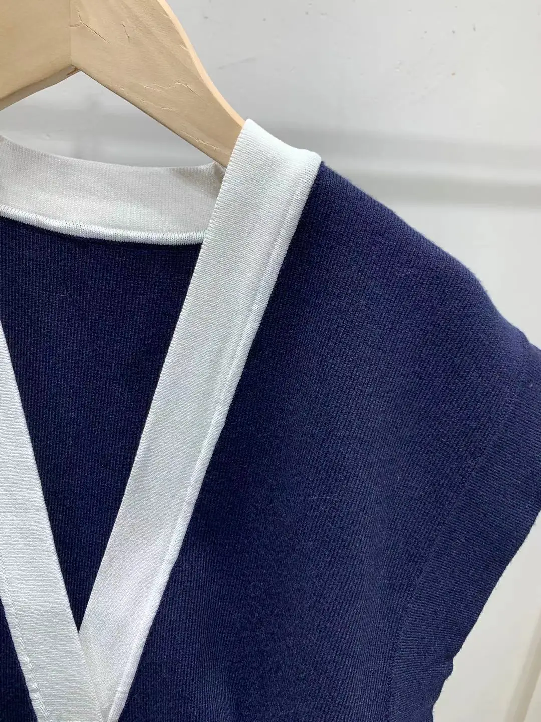 

Женский однобортный свободный Трикотажный жилет с контрастными краями