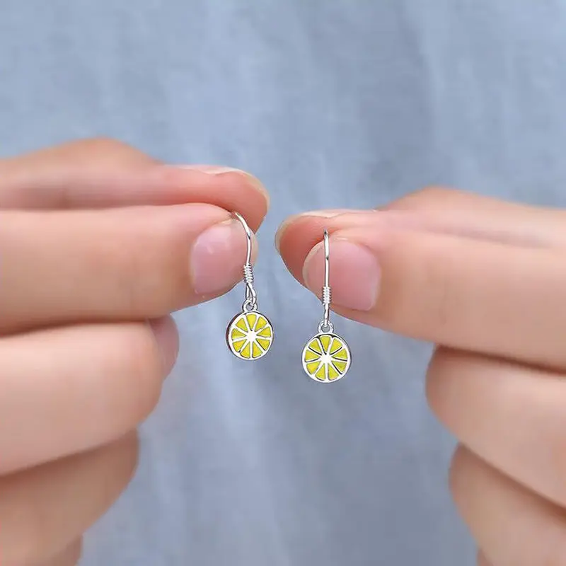 

Серьги в новом дизайне, белые серьги в виде лимона с крючками, темпераментные маленькие серьги в виде свежего короткого лимона, ювелирные из...