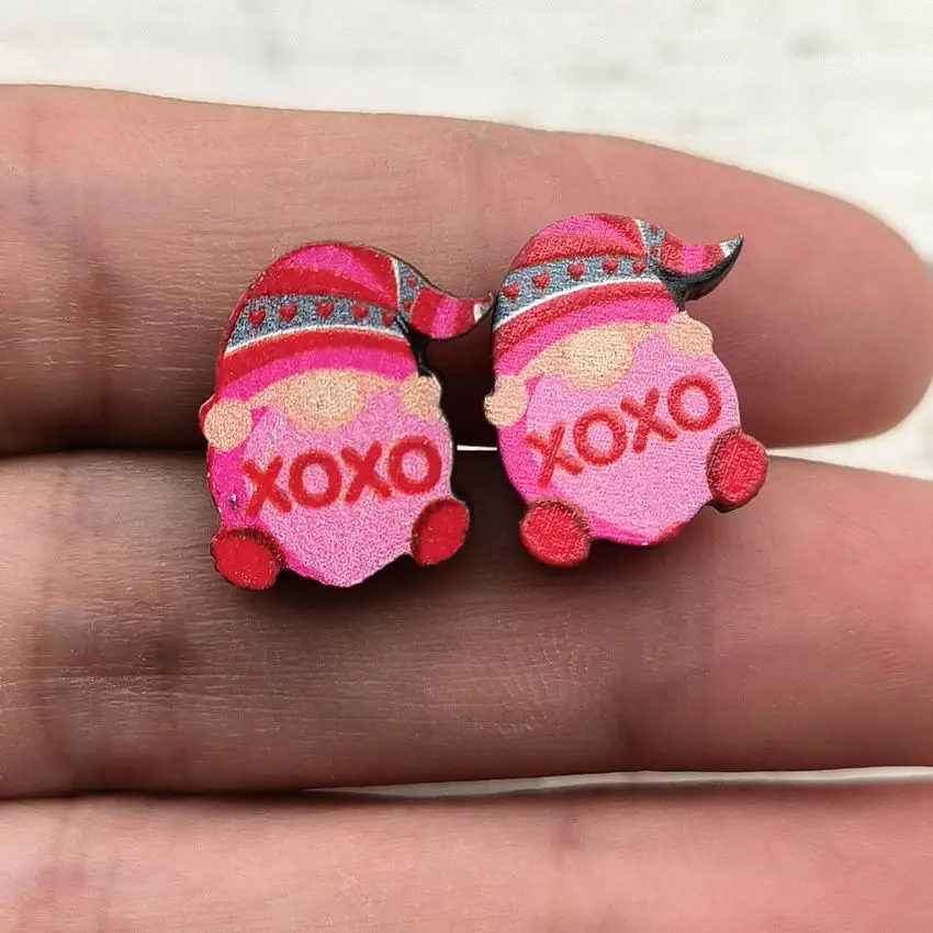 Женские серьги-гвоздики в виде гнома из дерева 2024