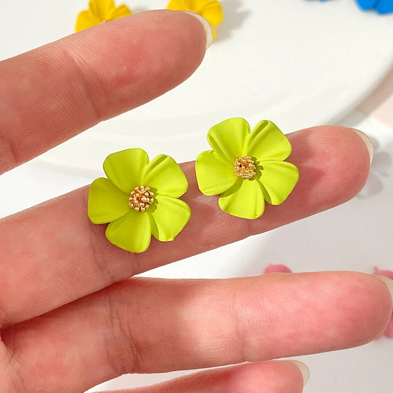 Модные серьги-гвоздики с белым цветком для женщин однослойные серьги ярких