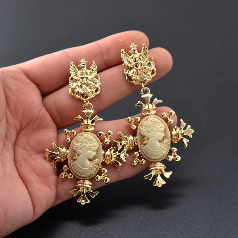 

Exaggerated Baroque Alloy Vintage Exaggerated Resin Portrait Earring Female Retro Court Party Ear Stud Literary Gift Ear Jewelry
