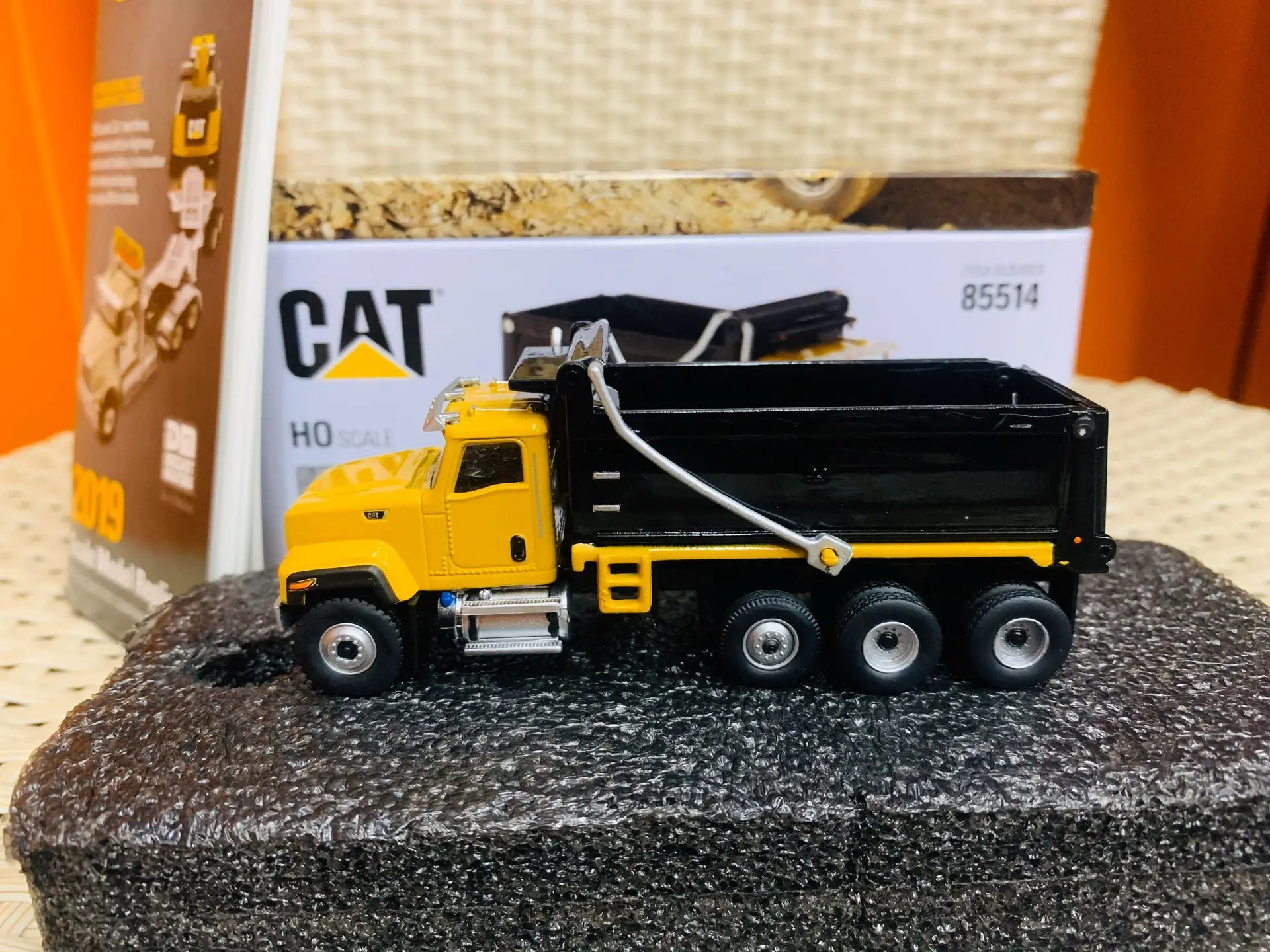 

Caterpillar Cat CT681 Dump Truck 1/87 HO Scale DieCast Metal Model DM85514 New in Box